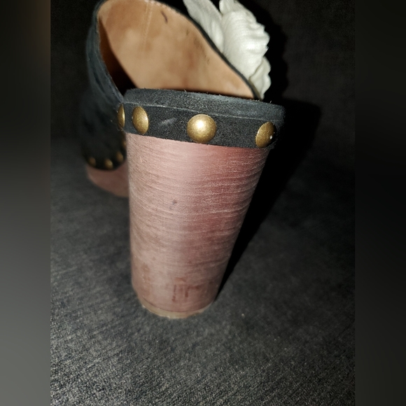 Authentic vintage Chanel Mule Clogs- like new condition - Picture 9 of 11